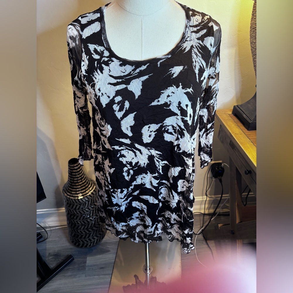 Comfy USA Black and White Floral Women's Top Small
